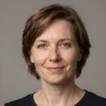 Портрет уверенного российского бизнесмена с дружелюбным взглядом на размытом нейтральном фоне в студии